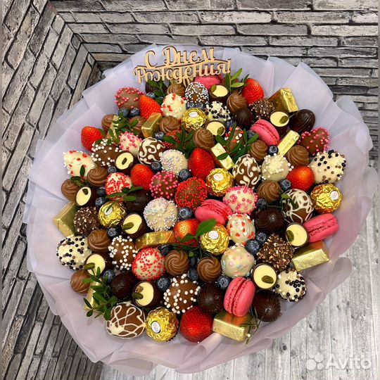 Съедобные букеты из конфет из клубники