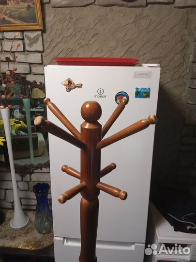 Вешалка напольная деревянная