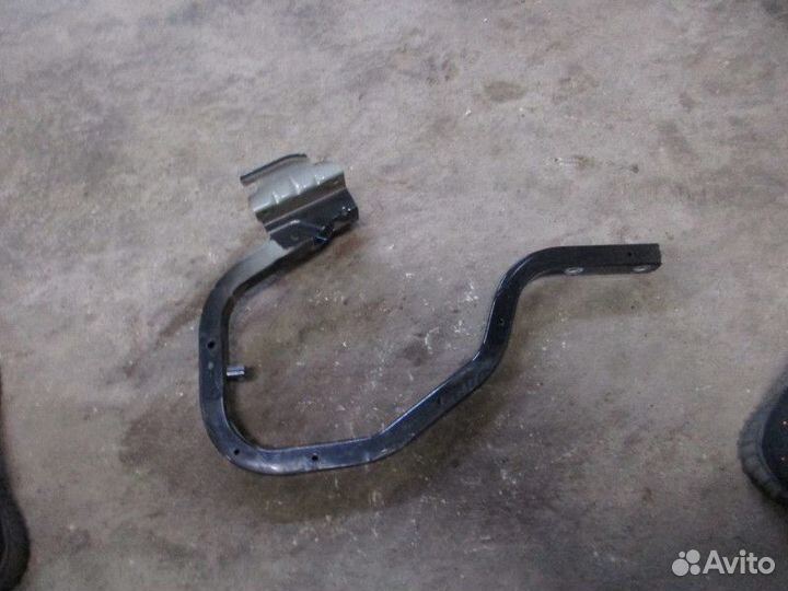 Петля крышки багажника правая Nissan Tiida (C11) 2