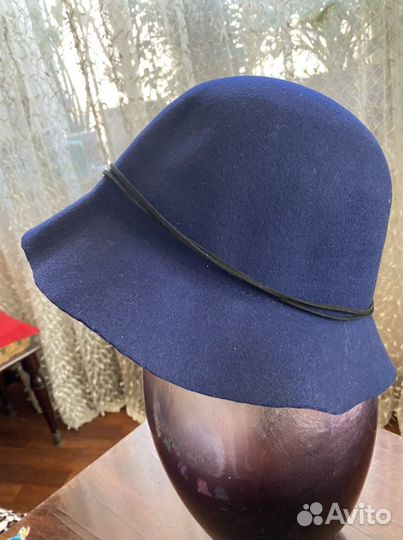 Модная новая синяя шляпка, фетр