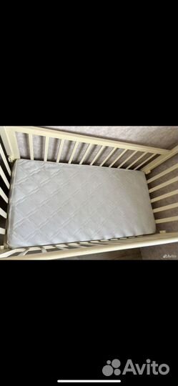 Детская кроватка с маятником