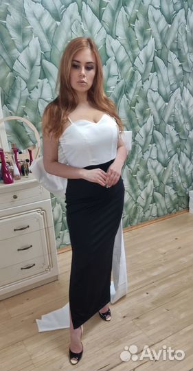 Двухцветное платье с пышным бантом на спине