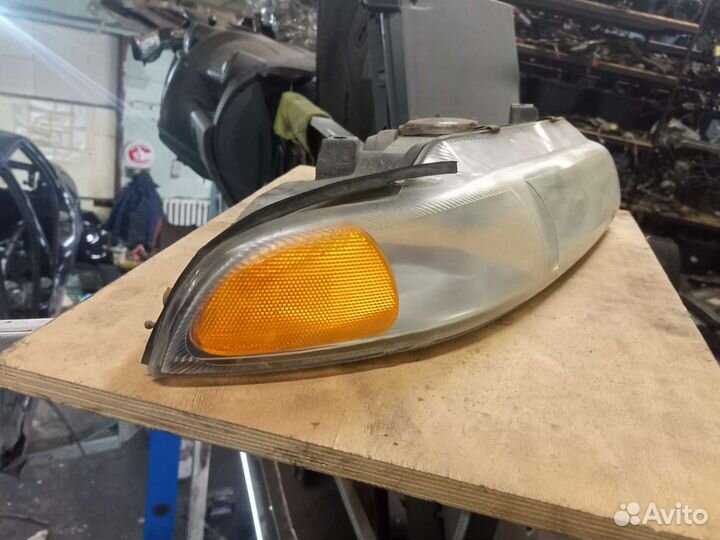 Фара правая Dodge Stratus