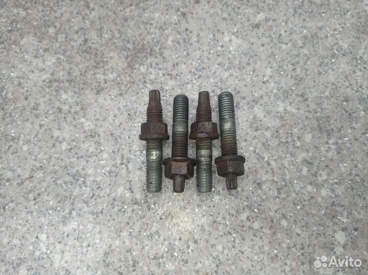 Шпилька коллектора Ford Focus 2