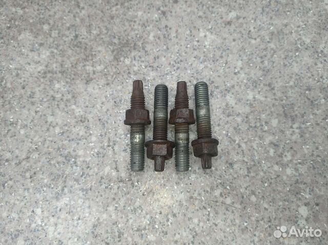 Шпилька коллектора Ford Focus 2