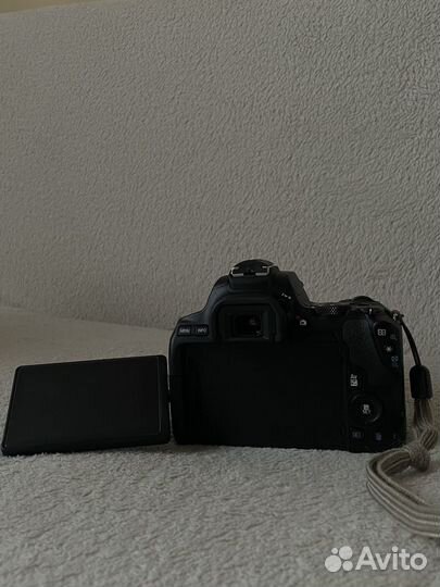 Зеркальный фотоаппарат Canon eos 250d kit