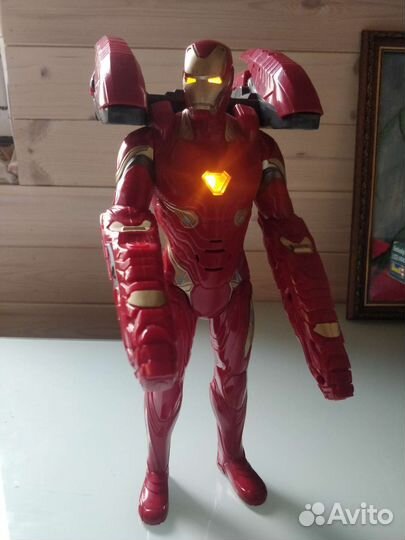 Железный человек в усиленной броне