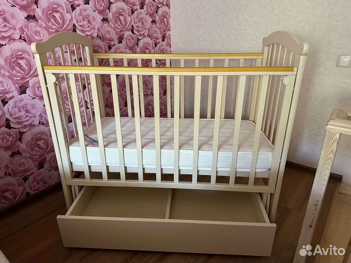 Детская кроватка с маятником и ящиком