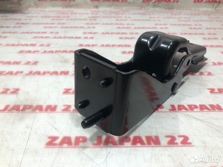 Петля держателя запасного колеса Mitsubishi Pajero