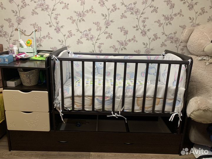 Детская кроватка с поперечным маятником