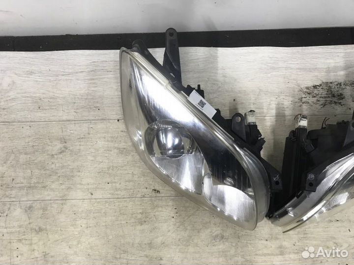 Фара Toyota Avensis T250 2005