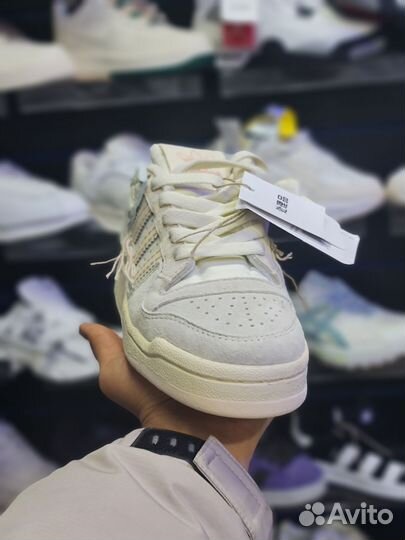 Кроссовки женские