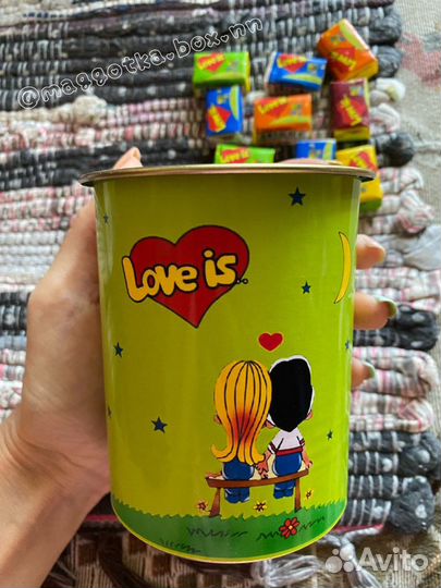 Банка love is с носками