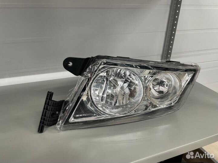 Фара передняя левая (пластиковый бампер) 812W25101