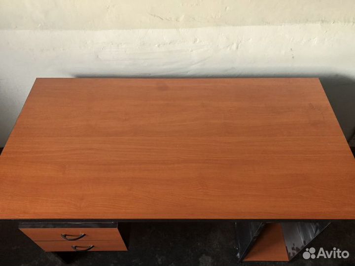 Стол для компьютера с ящиками