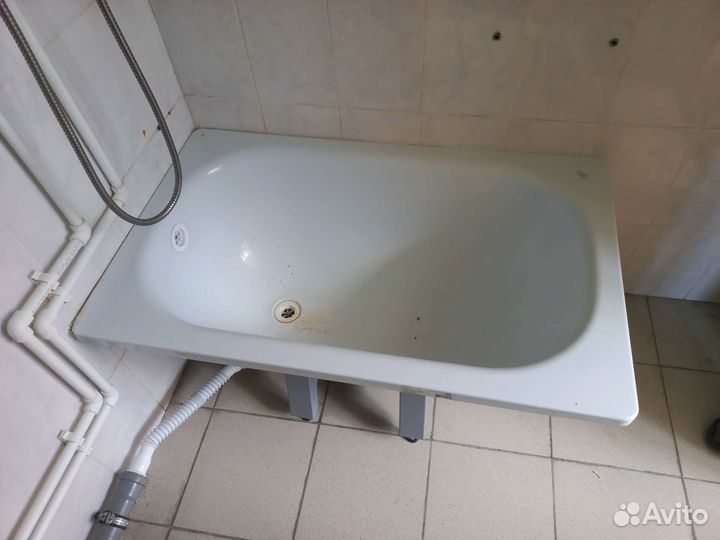 Ванна и смеситель настенный