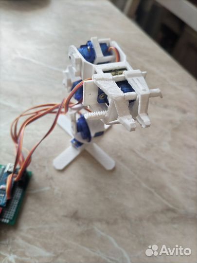 Робот манипулятор на сервах