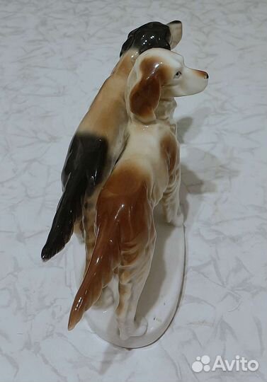 Фарфоровая статуэтка собак