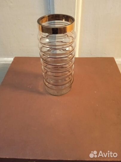 Золотистая вазочка