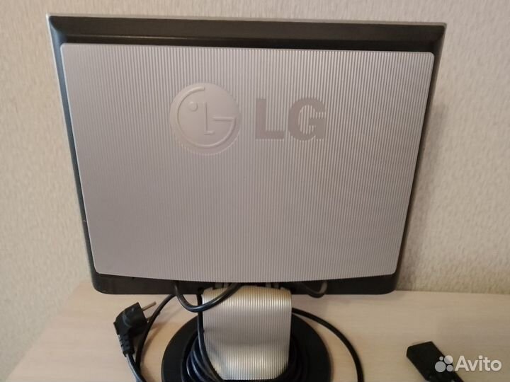 Монитор для компьютера.LG Flatron L 1530S