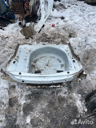 Задняя панель с ваночкой renault logan 2