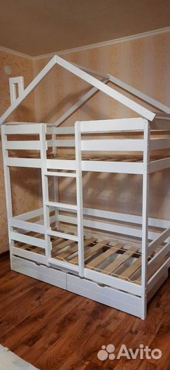 Двухъярусная кровать домик