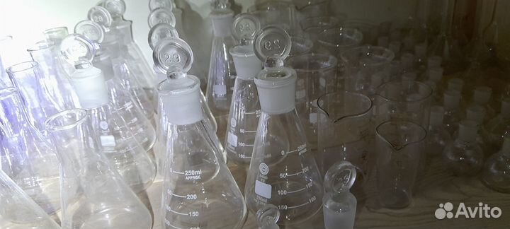 Химические колбы, стаканы и др