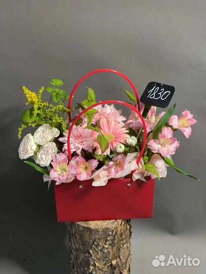 Цветы в ящике букет комплимент