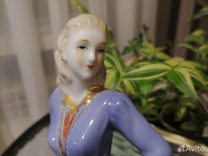 Статуэтка девушка. Китайский фарфор