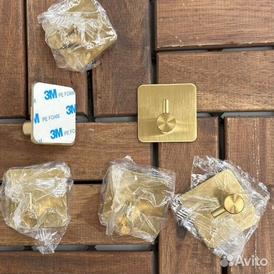 Крючок настенный самоклеющийся