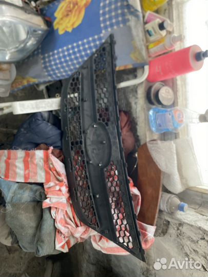 Передняя решётка со значком и хромом largus