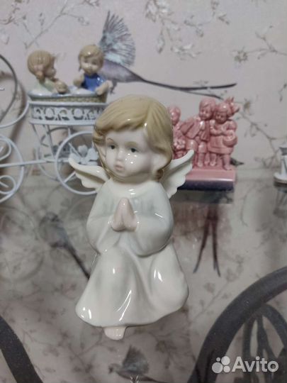 Фарфоровая статуэтка девочка-ангел