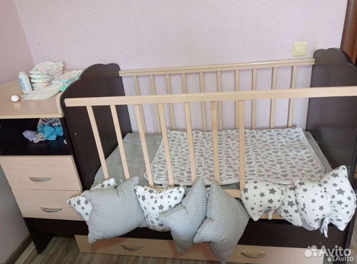 Детская кроватка и комод