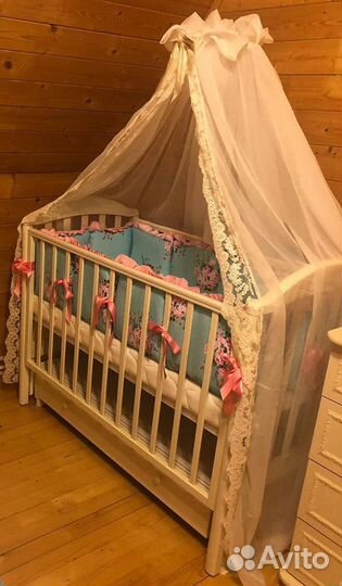 Детская кроватка с маятником