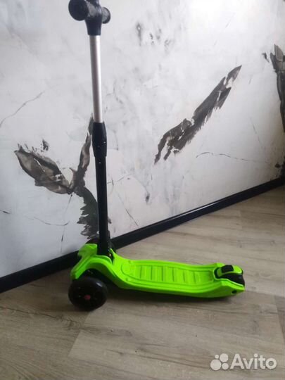 Самокат трехколесный