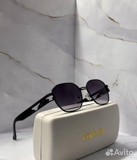Солнцезащитные очки Versace