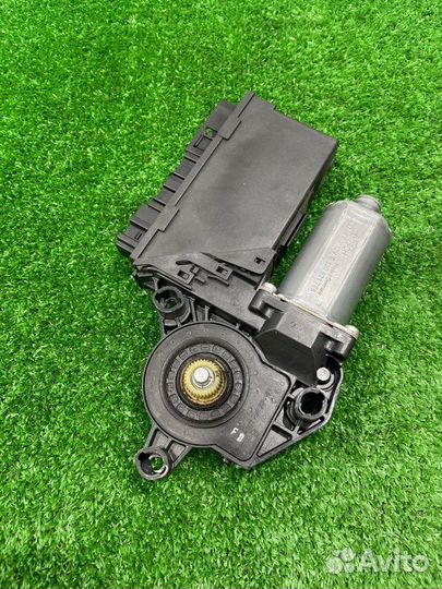 Мотор стеклоподъемника задний правый Audi S-Line