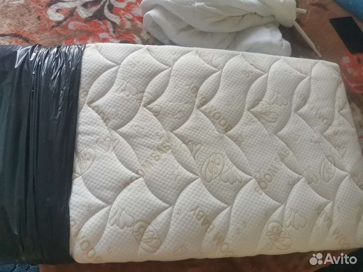 Детская кроватка с маятником и матрацем