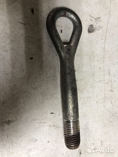 Буксировочный крюк Nissan Tiida 1