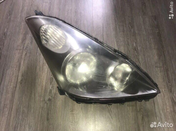 Правая фара Toyota Wish 2004