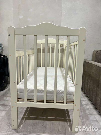 Детская кроватка с маятником белая