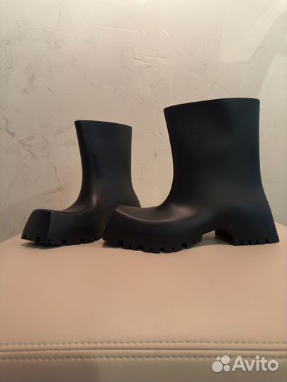 Balenciaga trooper boots на руках