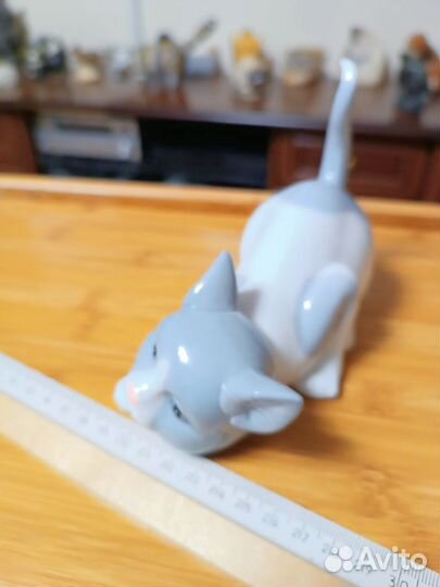 Фигурка котика. Фарфор