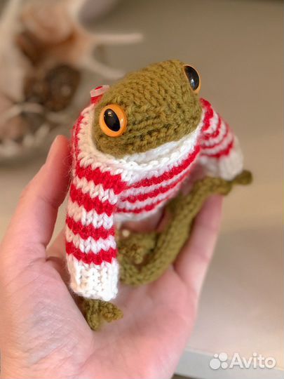 Вязаная лягушка интерьерная игрушка