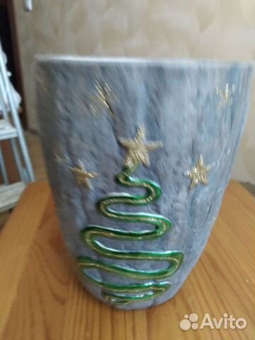 Ваза керамическая, шершавая. Впереди рисунок