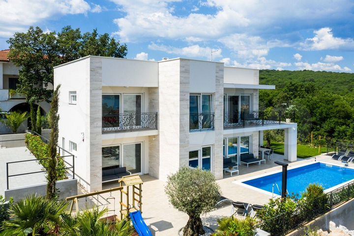 Дом 265 м² на участке 7,2 сот.