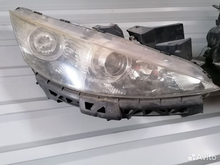 Фара передняя Mazda Biante