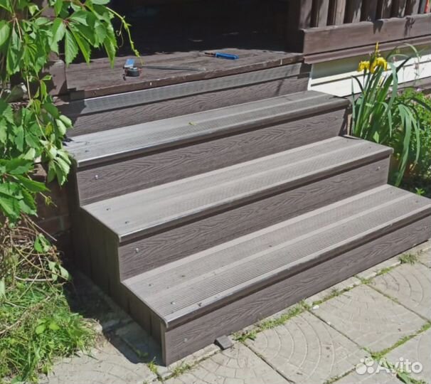 Уличная лестница из дпк на металлокаркасе