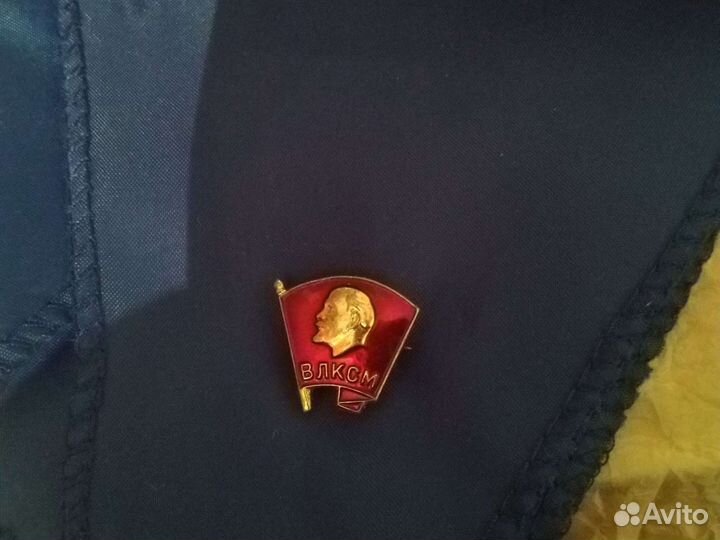 Галстук комсомольский и значок комсомольский