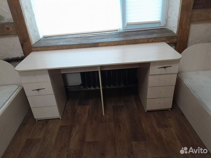 Кровать,стол,кровать